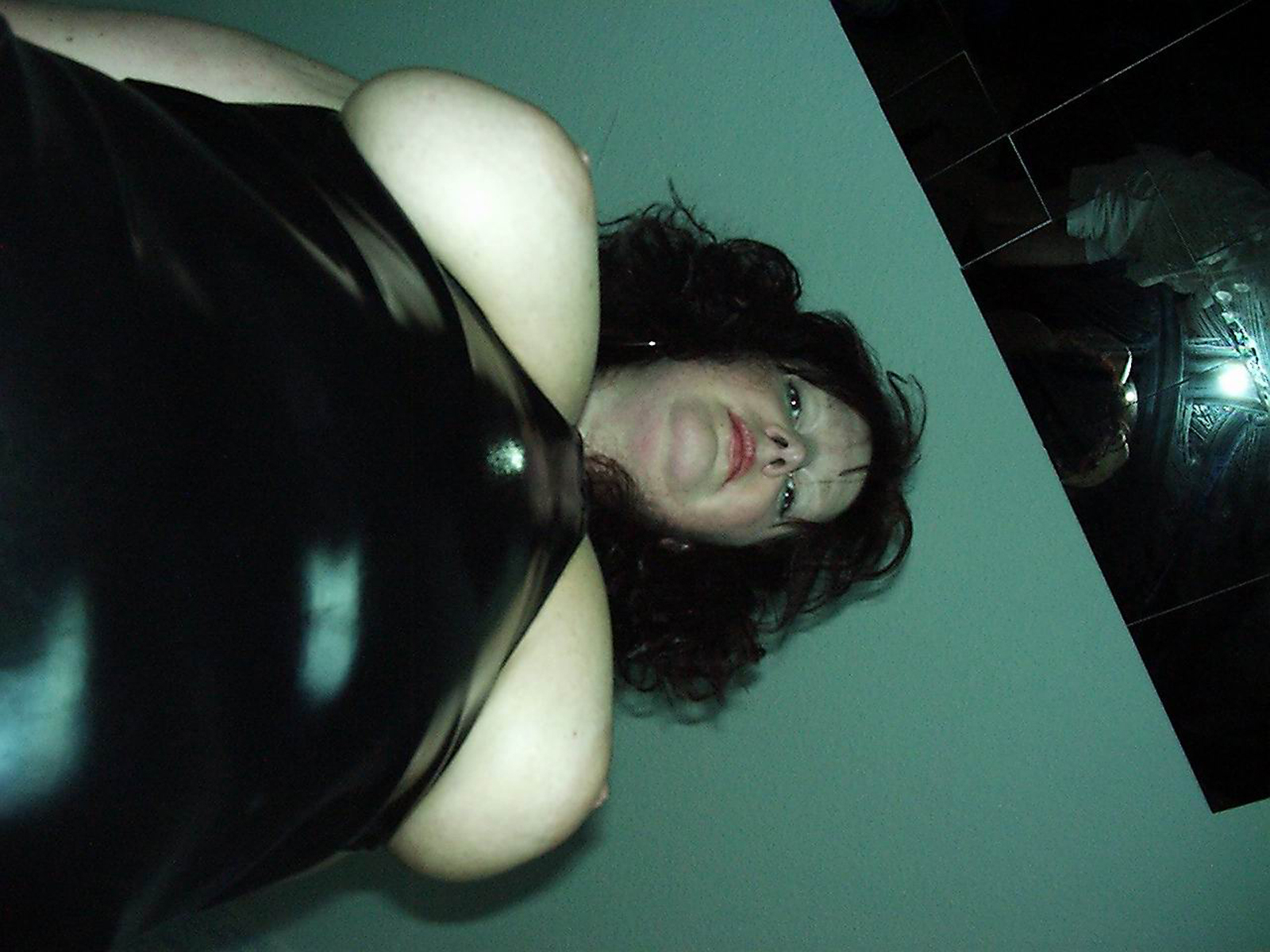 Riesentitten im Latexshirt